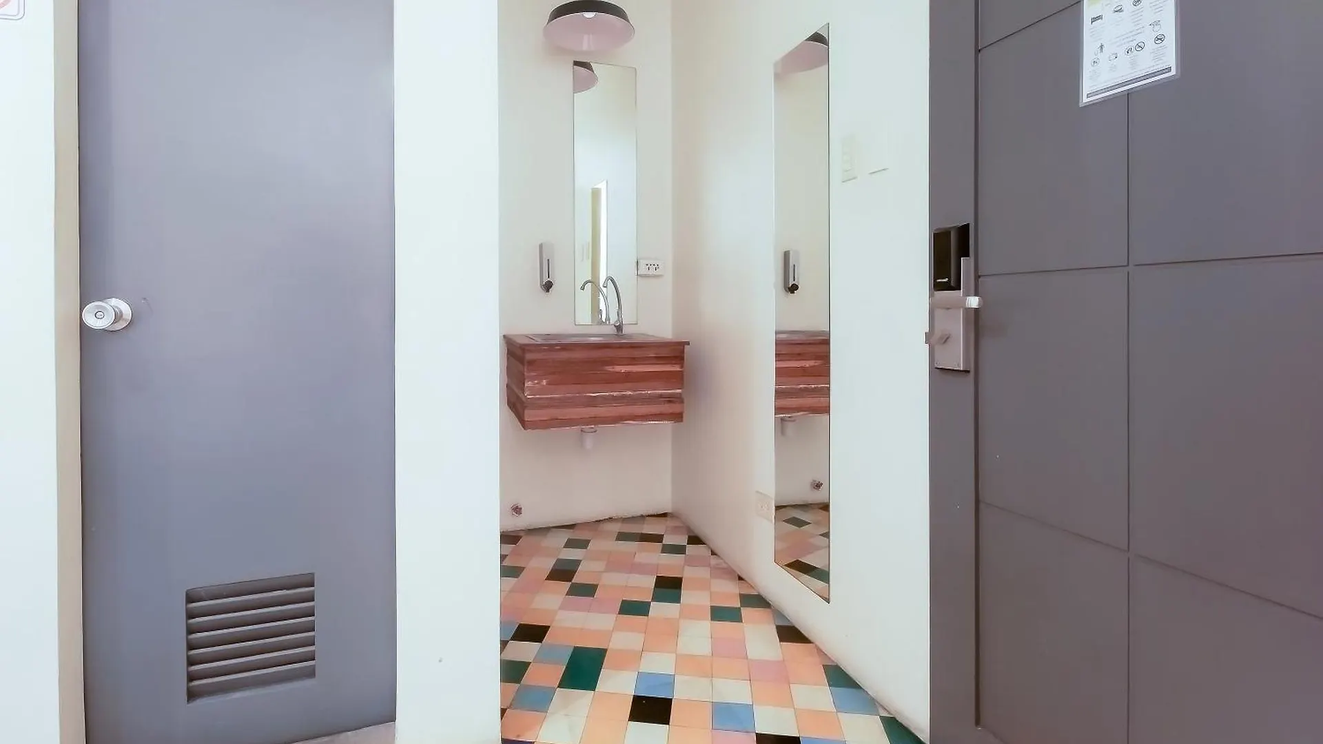 Hotel Spot On Junction Hostel Makati City