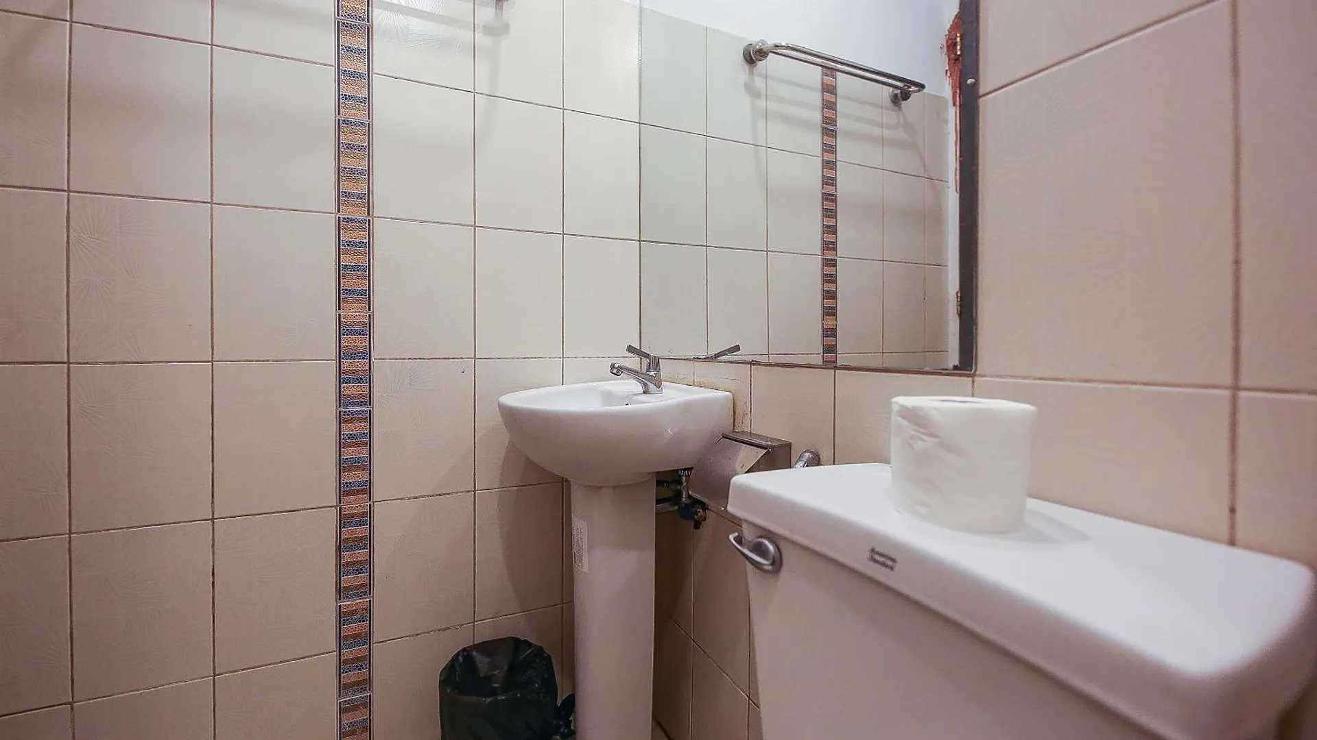*** Hotel Spot On Junction Hostel Makati City Philippines